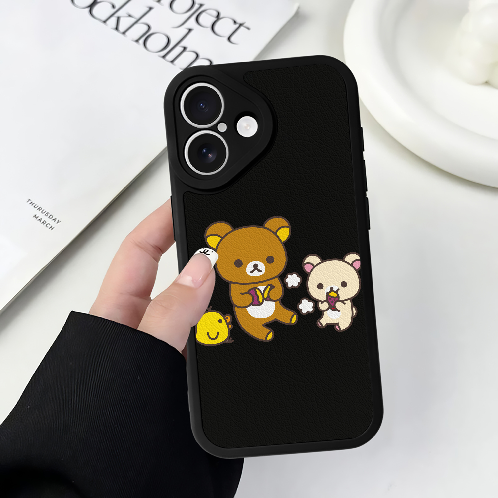 （画像用） リラックマ リラックマ キイロイトリ Rilakkuma Korilakkuma Kiiroitori 【iPhone 16シリーズ対応】シリコンスマホケース（レザー調） 材質：シリコン